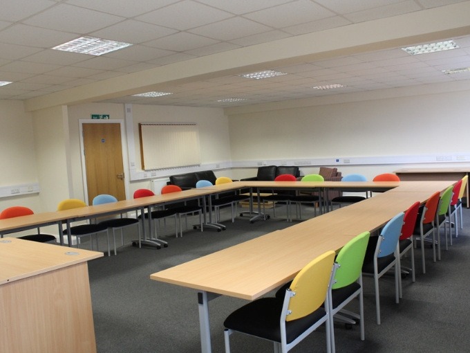 u-shapred room layout with tables and chairs